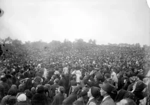 crowds witness Mary apparition in Fatima Portugal 1917